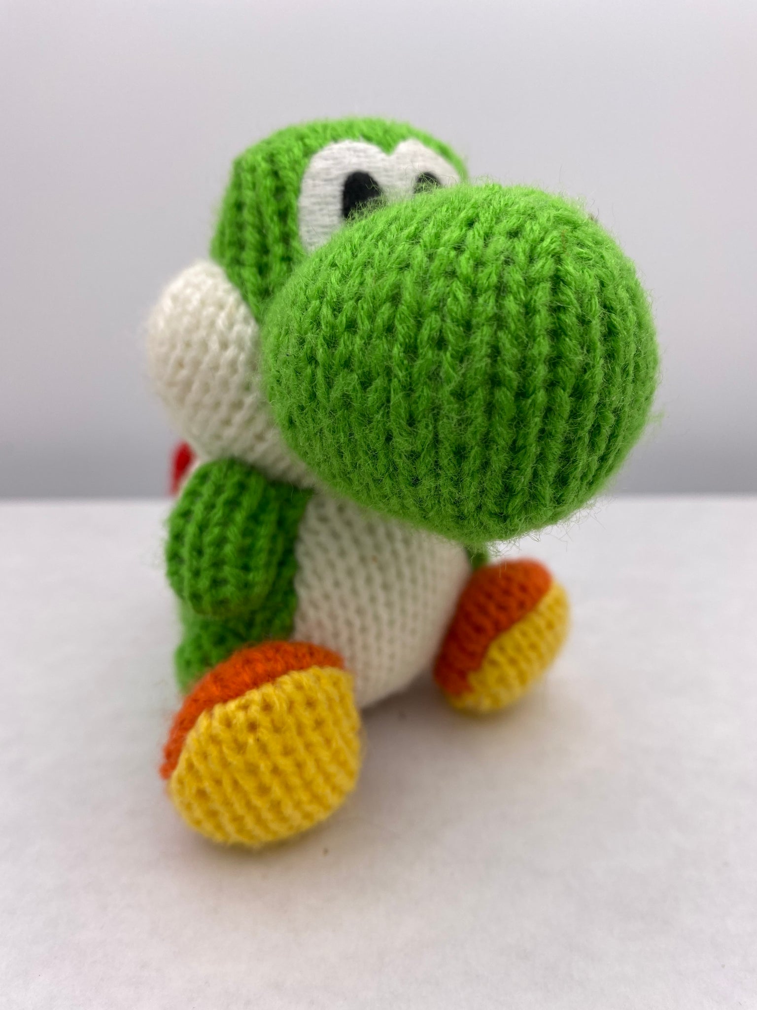Un énorme Yoshi de laine en approche Un énorme Yoshi de laine en approche